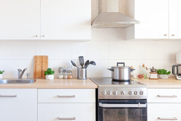 Scandinavian classic minimalistic kitchen with white and wooden details. Modern white kitchen clean contemporary style interior design ALBERDI 30X60 PORCELANATO BIANCA RECTIFICADO 2DA